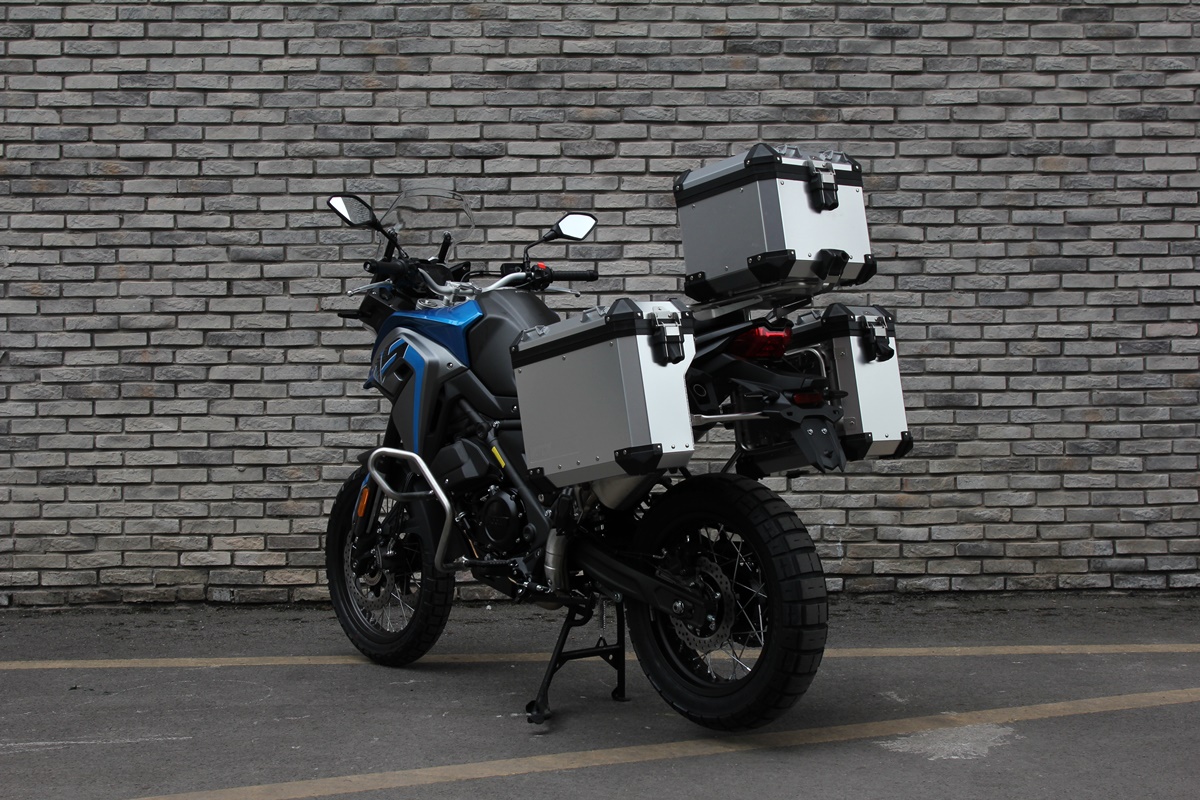 650dsx_azul_con_maletas_8
