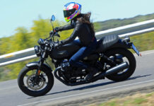 Moto Guzzi trazando una curva