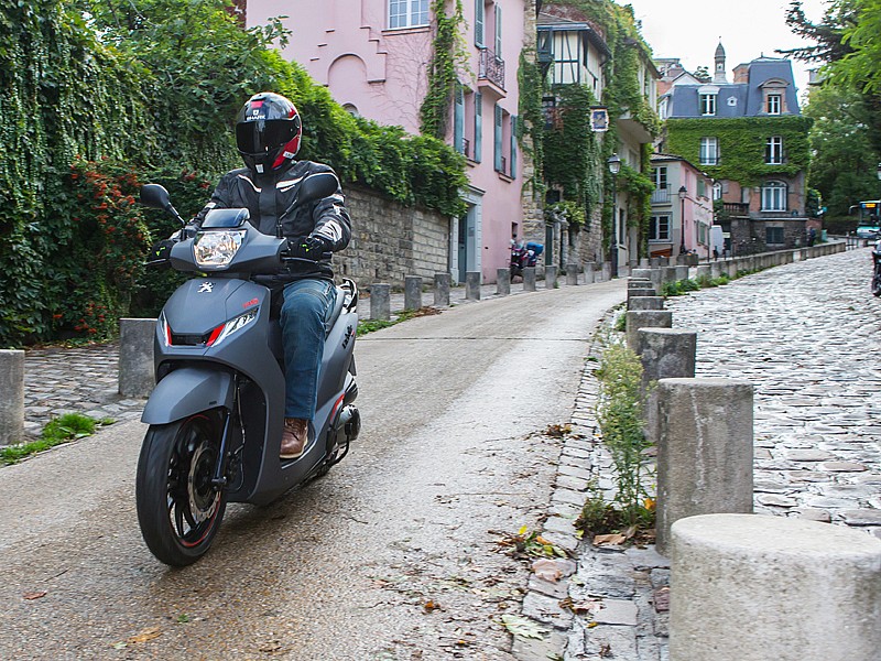 Las motos tendrán que pagar "parquímetro" en París
