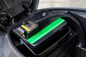 Las baterías de las motos eléctricas pueden ubicarse debajo del cojín