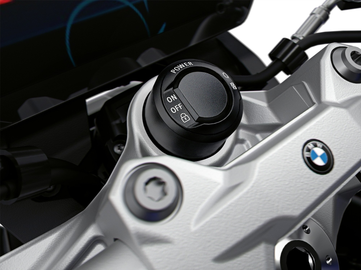 Detalle del botón de encendido de la BMW F900R