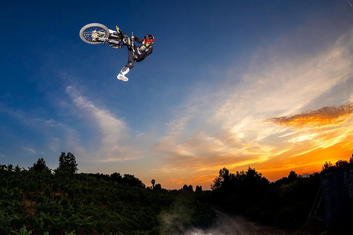 Colby Raha volando en una impresionante imagen