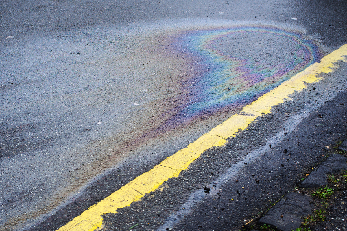 El enemigo arco iris: aceite en la carretera