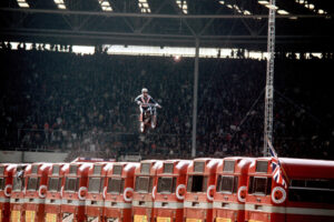 Evel Knievel ejecutando su famoso salto por encima de 14 buses