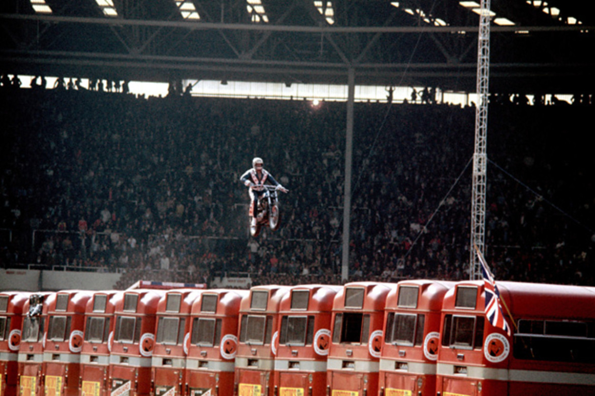 Evel Knievel ejecutando su famoso salto por encima de 14 buses