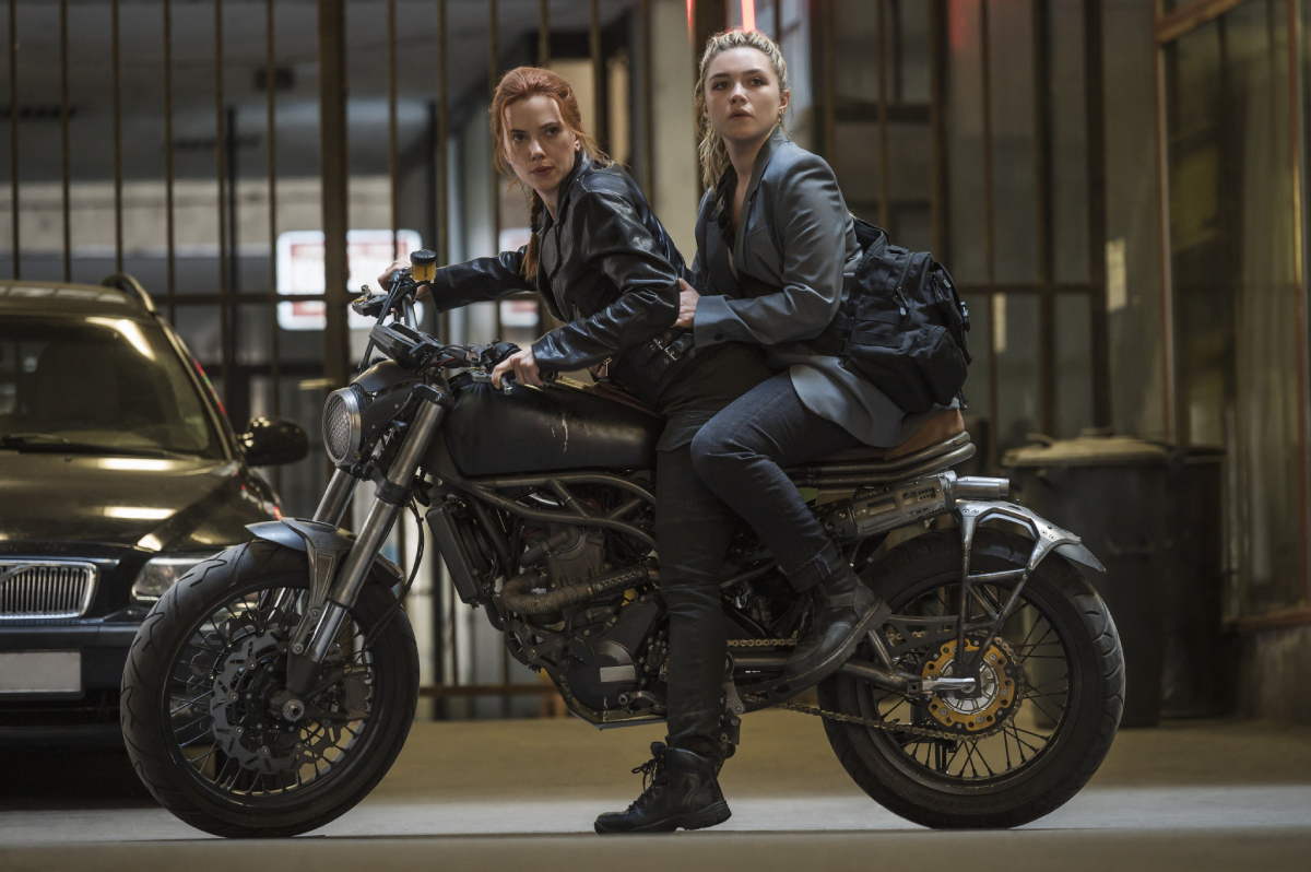 Scarlett Johansson y Florence Pugh a lomos de la moto de 'Viuda Negra'