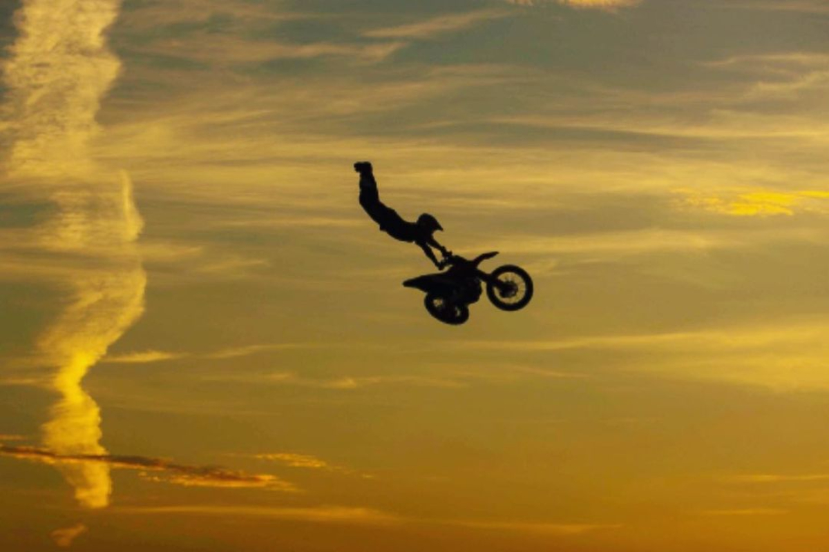 Robbie Maddison ejecutando un impresionante superman