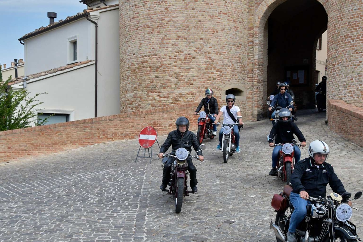 Saliendo de la ciudad de urbino en la Semana Benelli 2020