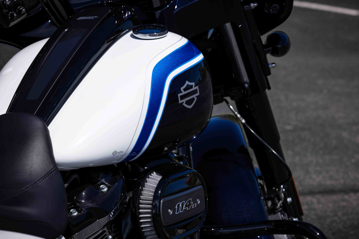 Un detalle del depósito de la Harley Street Glide Special 'Arctic Blast'