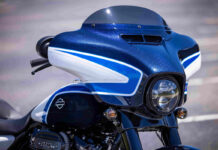 Detalle del acabado brillante Arctic Blast en el carenado de la Harley Street Glide Special