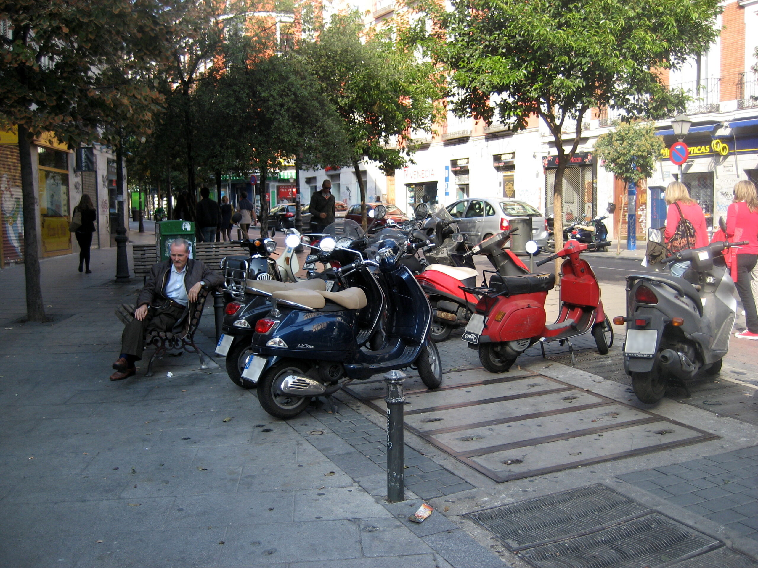 La nueva ordenanza de movilidad podría acabar con las motos aparcadas en las aceras madrileñas