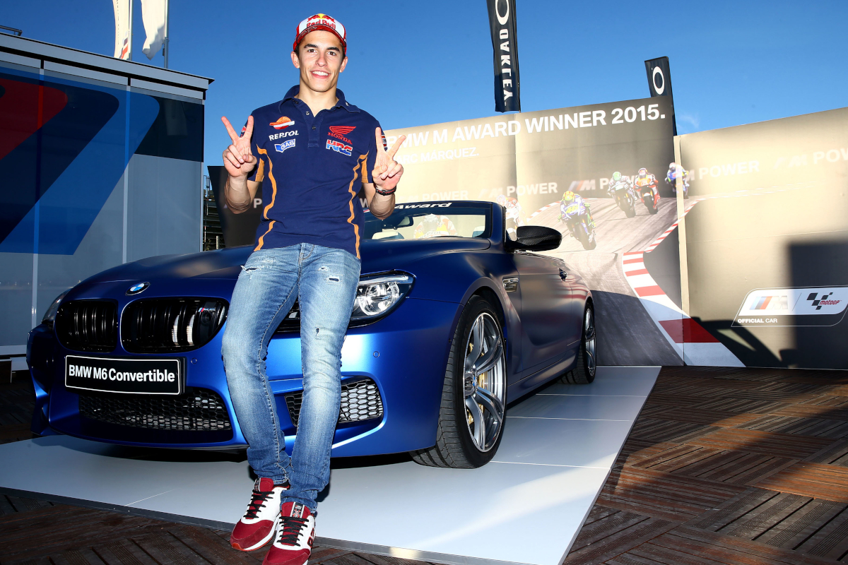 Marc Márquez presumiendo de su nuevo BMW M6 Cabrio ganado en 2015 como 'poleman' del año de MotoGP