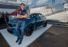 Marc Márquez con el BMW M2 Coupé que ganó en 2016 como 'poleman' del año en MotoGP