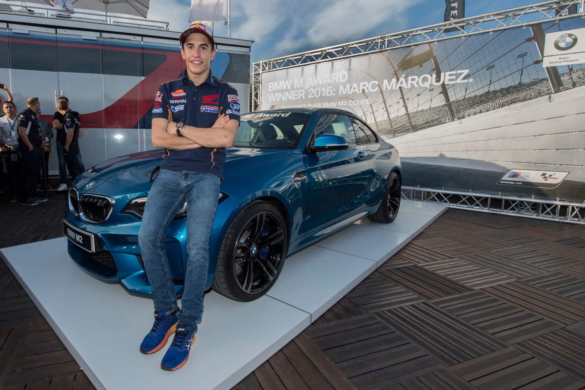 Marc Márquez con el BMW M2 Coupé que ganó en 2016 como 'poleman' del año en MotoGP