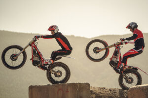 Albert Cabestany y Jorge Casales exprimiendo al máximo sus motos de Trial