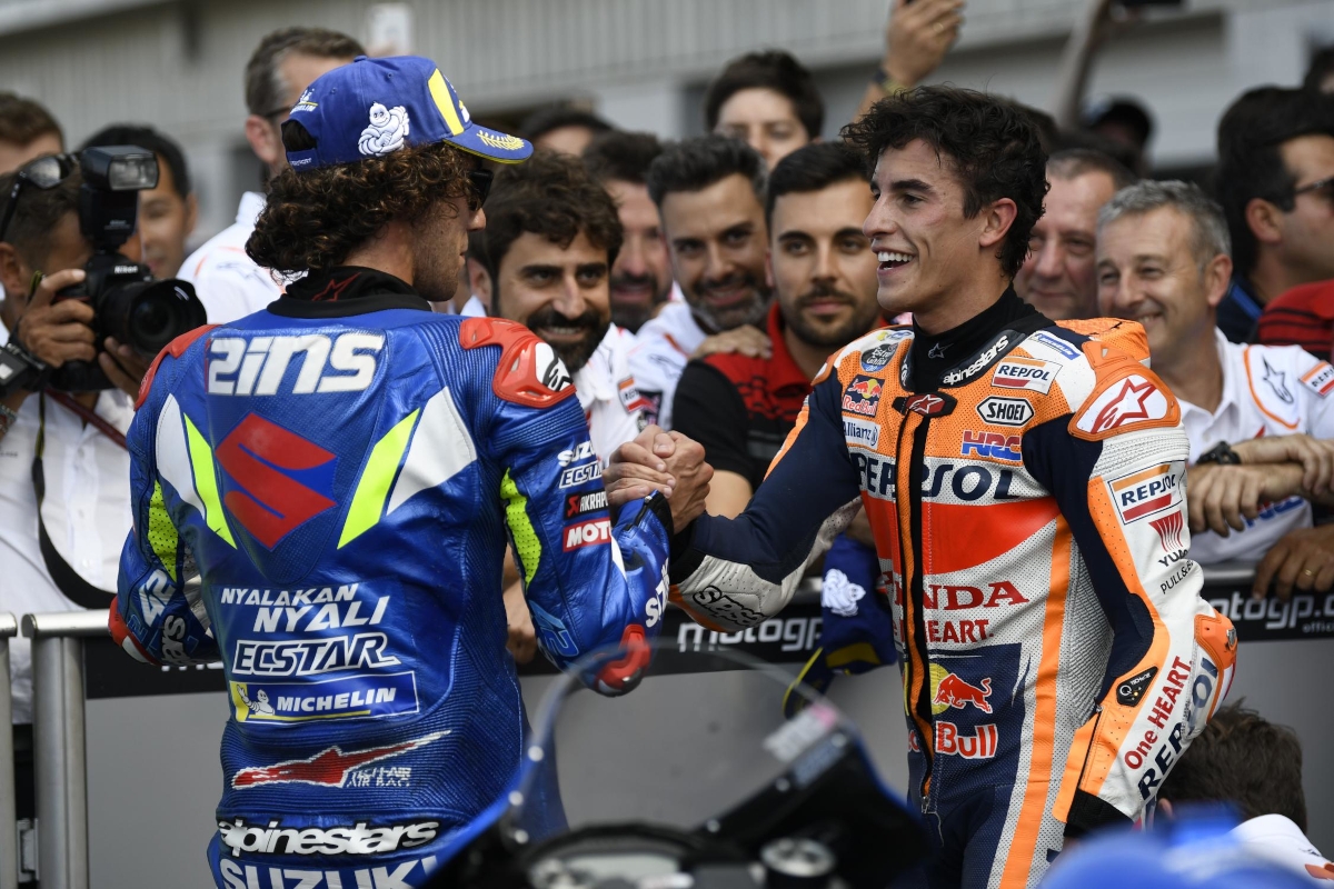 Álex Rins y Marc Márquez se saludan tras el GP de Gran Bretaña de MotoGP 2019