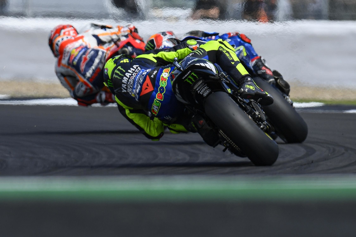 Valentino Rossi sigue la estela de Álex Rins y Marc Márquez en el GP de Gran Bretaña de MotoGP 2019