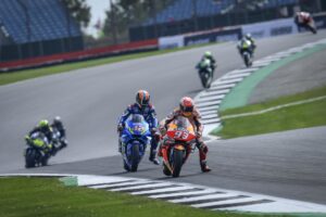 Marc Márquez y Álex Rins luchando por la victoria en el GP de Gran Bretaña de MotoGP 2019