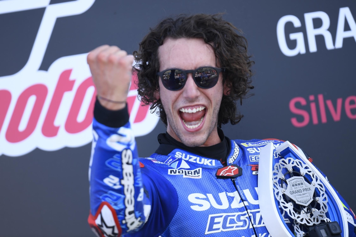 Álex Rins celebra su victoria en el GP de Gran Bretaña de MotoGP 2019