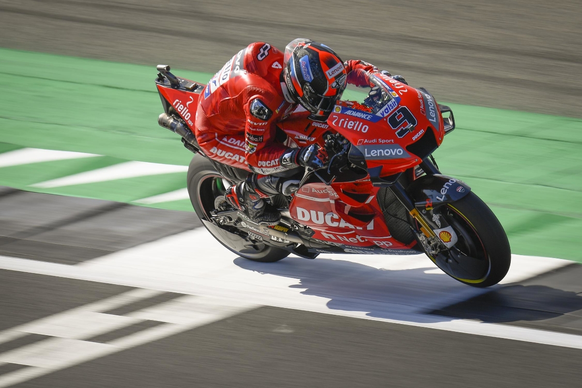 Danilo Petrucci a lomos de su Ducati durante el GP de Gran Bretaña de MotoGP 2019