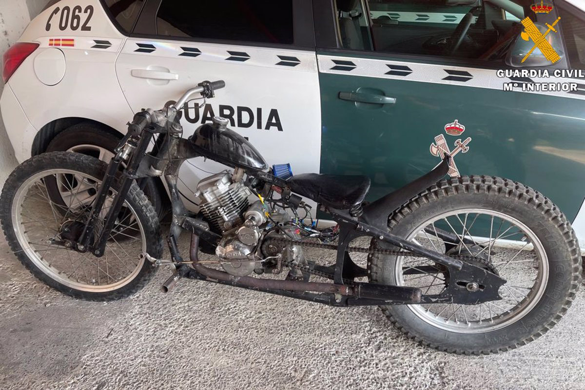 La Guardia Civil incauta una moto artesanal que circulaba por la CA-180