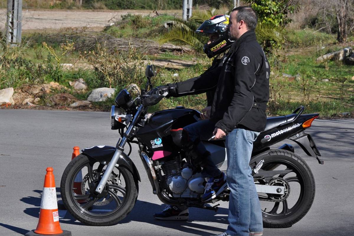 Jorge Lorenzo preparándose para sacarse el carné de moto A2