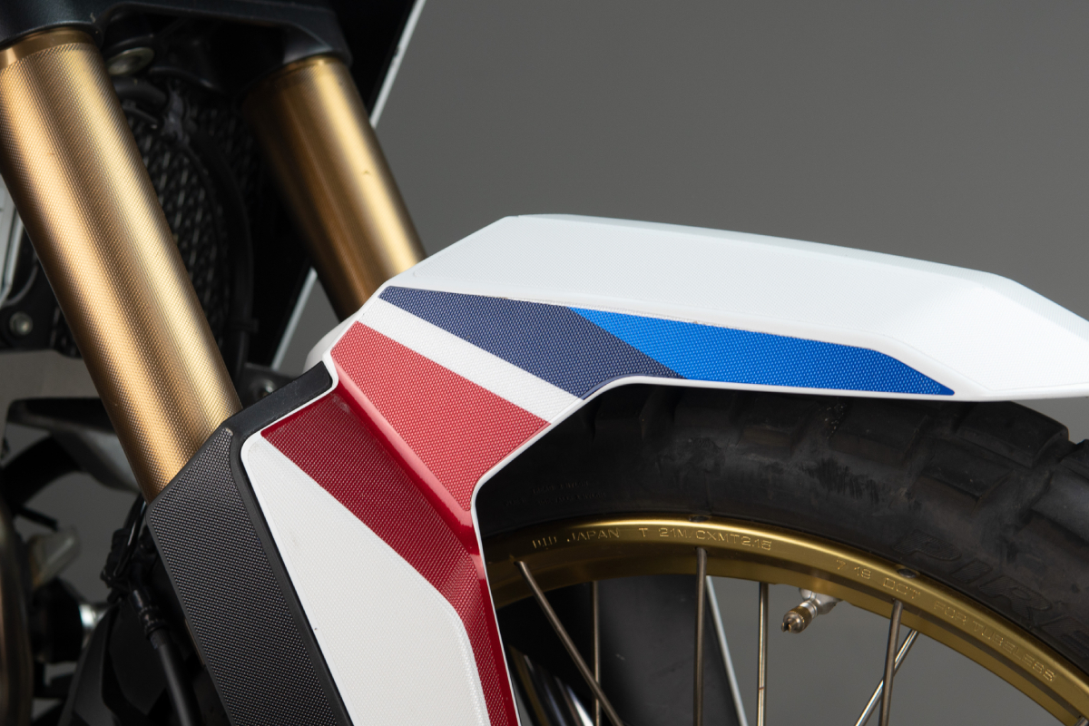 También hay un vinilo en el kit de Uniracing para el guardabarros de la Africa Twin