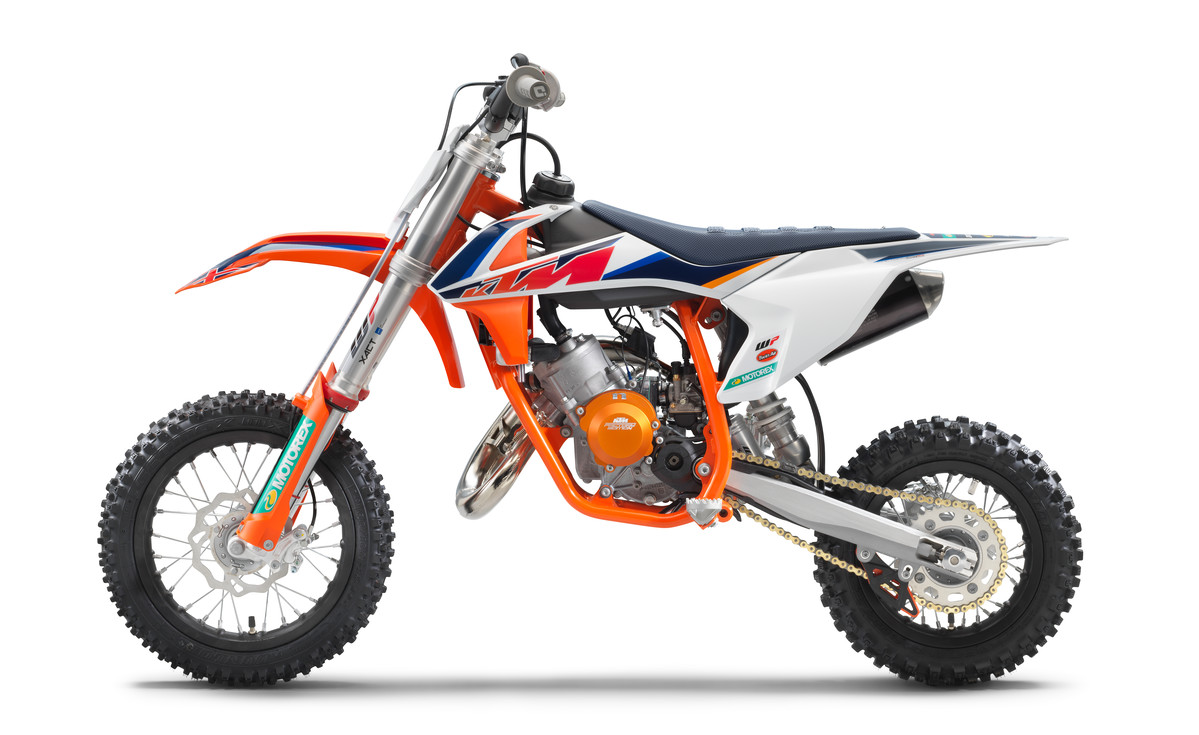 La KTM 50 SX 2022 cuenta con un atrevido motor de 50 cc