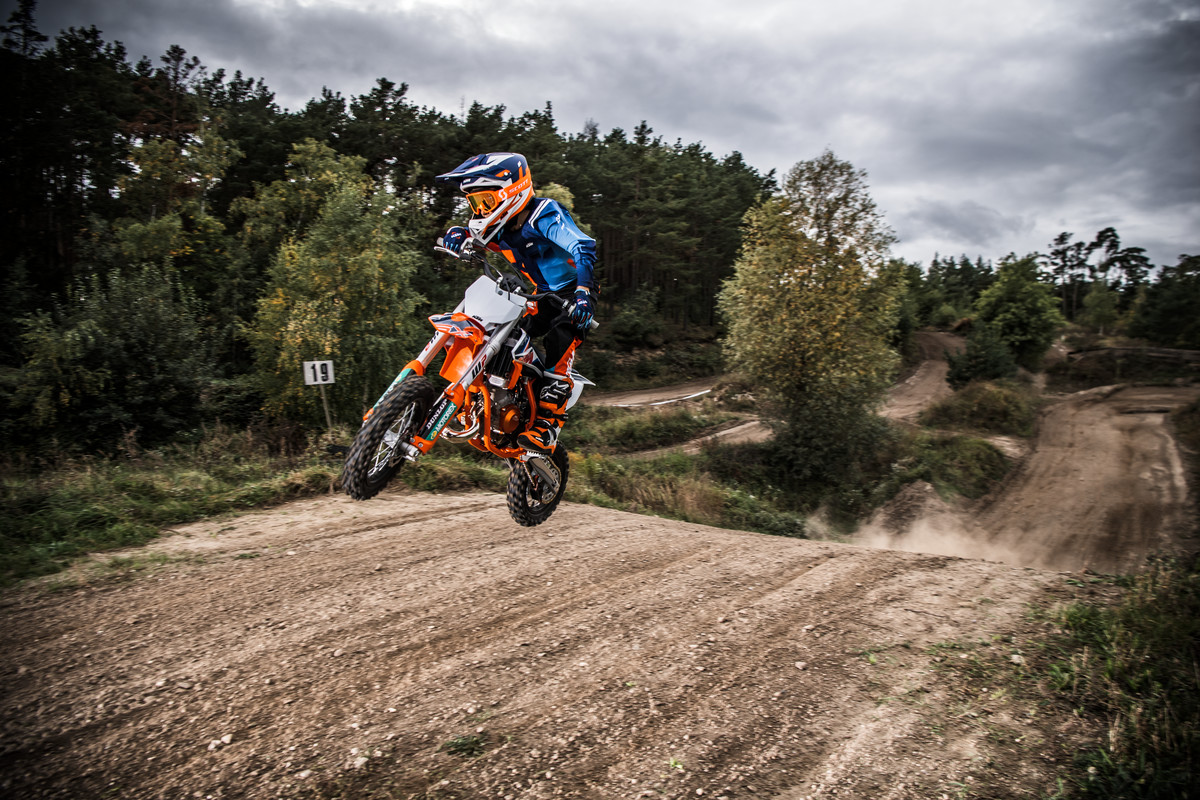 La espectacular KTM 50 SX 2022 en acción