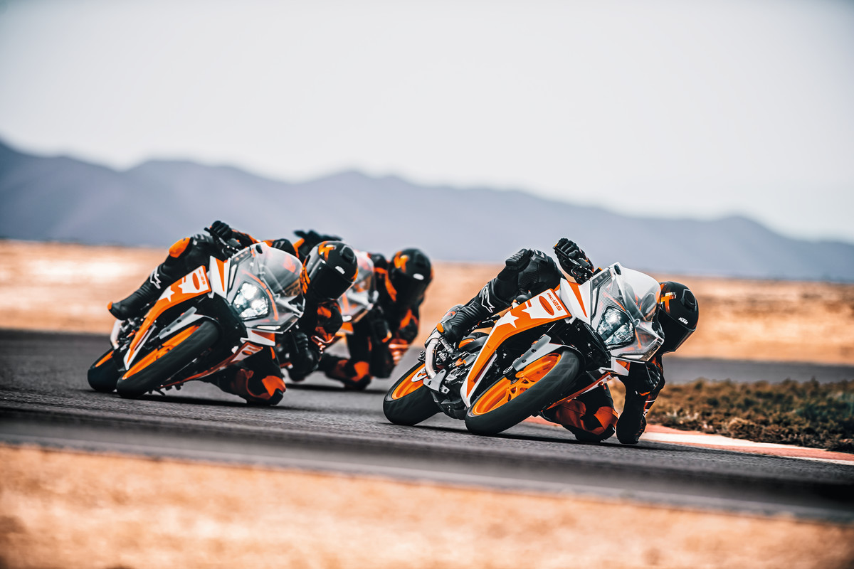 KTM RC 125 2022 Action Show