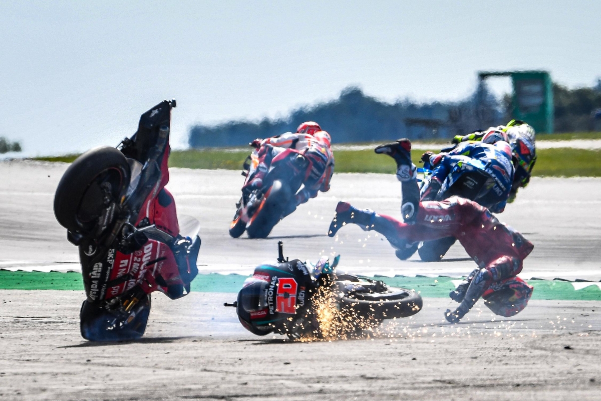 Impresionante imagen de la caída de Andrea Dovizioso y Fabio Quartararo durante el GP de Gran Bretaña de MotoGP 2019