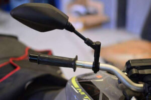 Moto modificada para usuario con discapacidad en una mano
