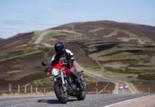 Un motorista británico en una bella imagen por carretera