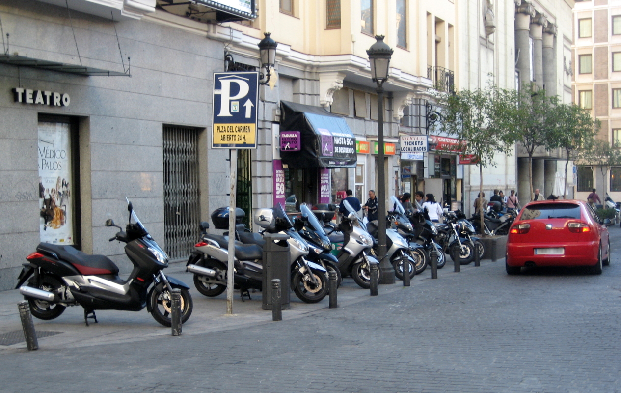 Motocicletas estacionadas en las calles de Madrid