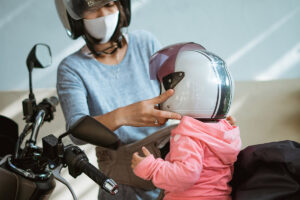 ¿Cómo llevar a los niños en moto?