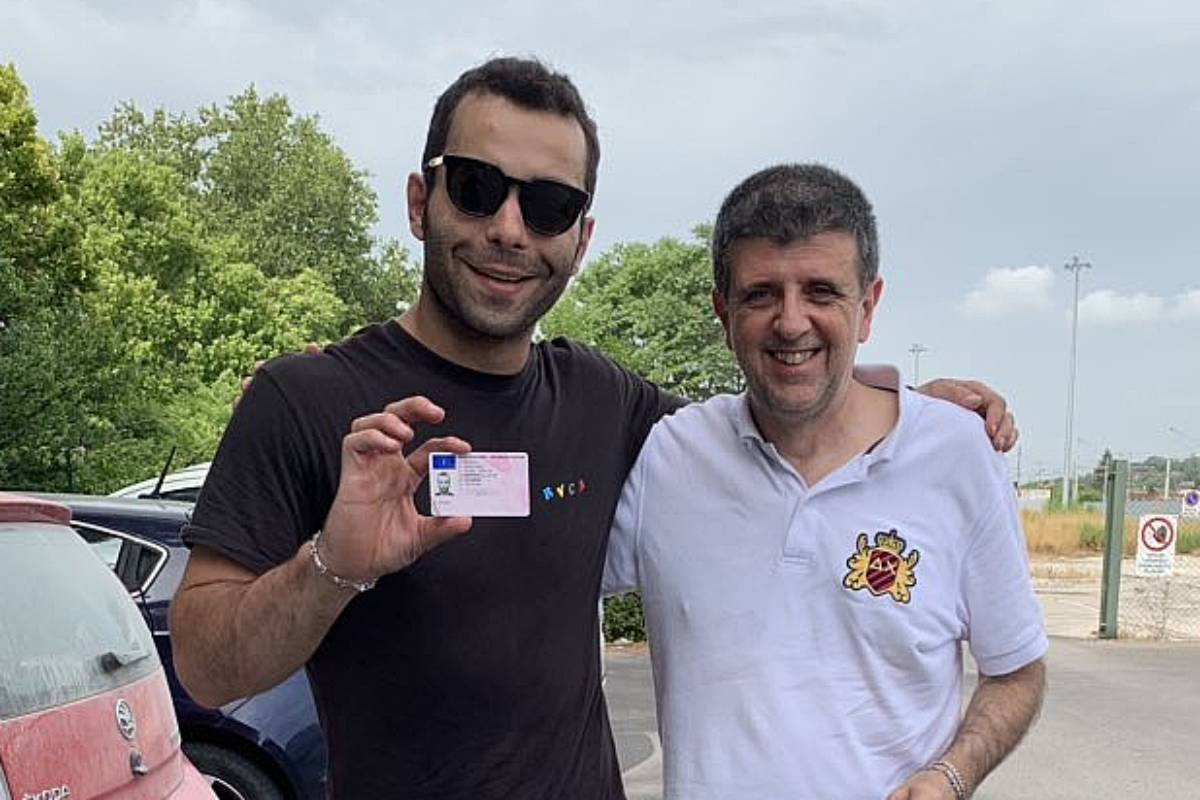 Danilo Petrucci muestra su carné de conducir con la licencia A2 actualizada