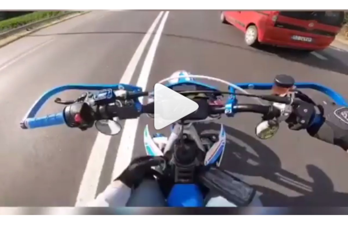 ¿Cómo llevar el móvil en la moto? Así no...