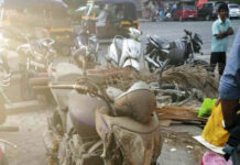 Una Yamaha FZ-1 abandonada y accidentada en una comisaría de la India