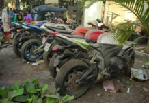 Las comisarías de policía indias se convierten en improvisados cementerios de supermotos
