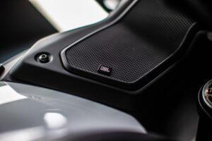 La nueva CFMoto 1250 TR-G cuenta con un sistema de sonido JBL