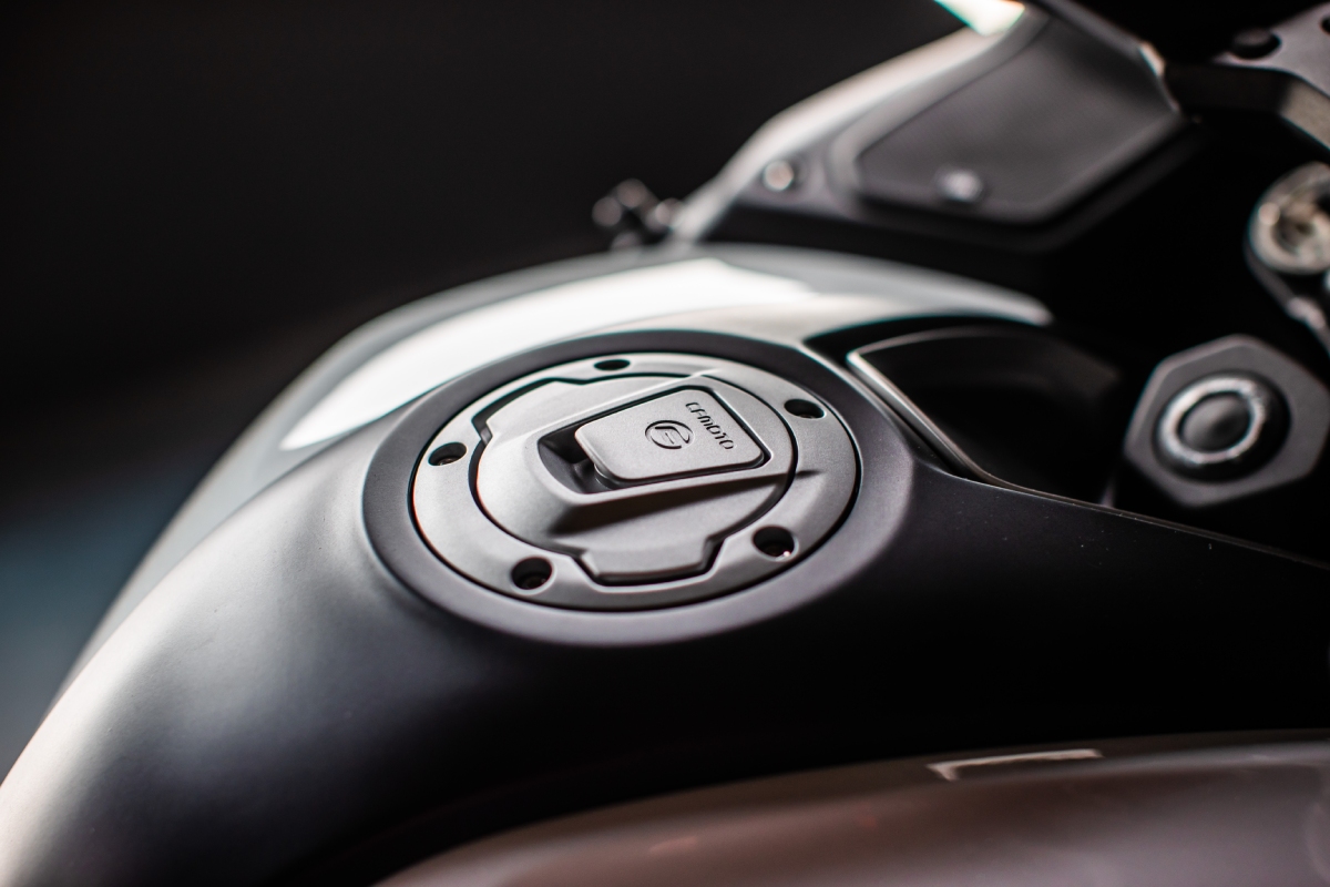 Detalle del depósito de la nueva CFMoto 1250 TR-G