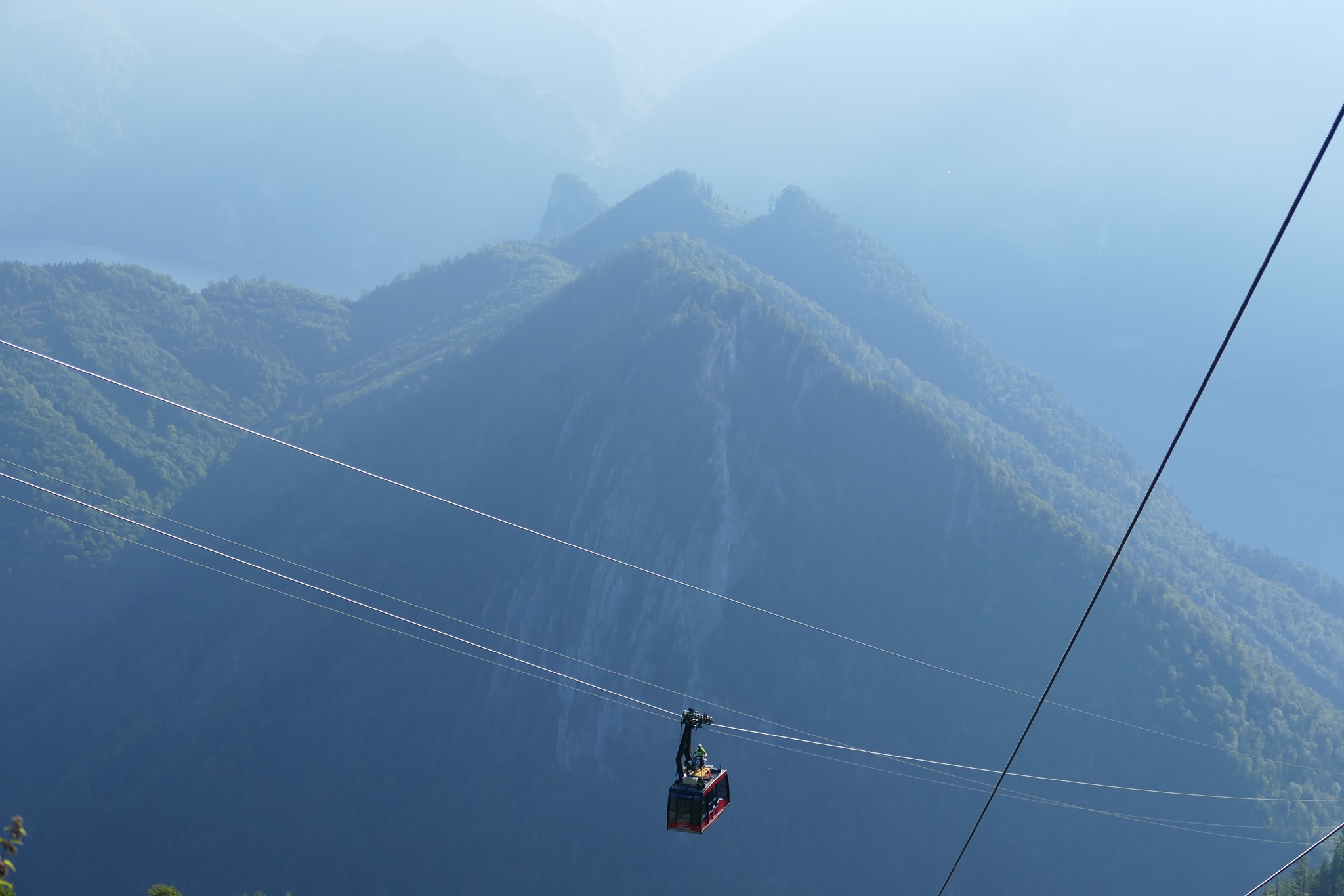 Las impresionantes vistas de Günter Schachermayr sobre el teleférico de Feuerkogel montado en su Vespa