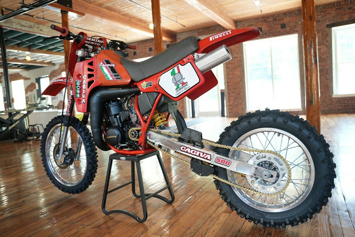 Toma trasera de la imponente Cagiva
