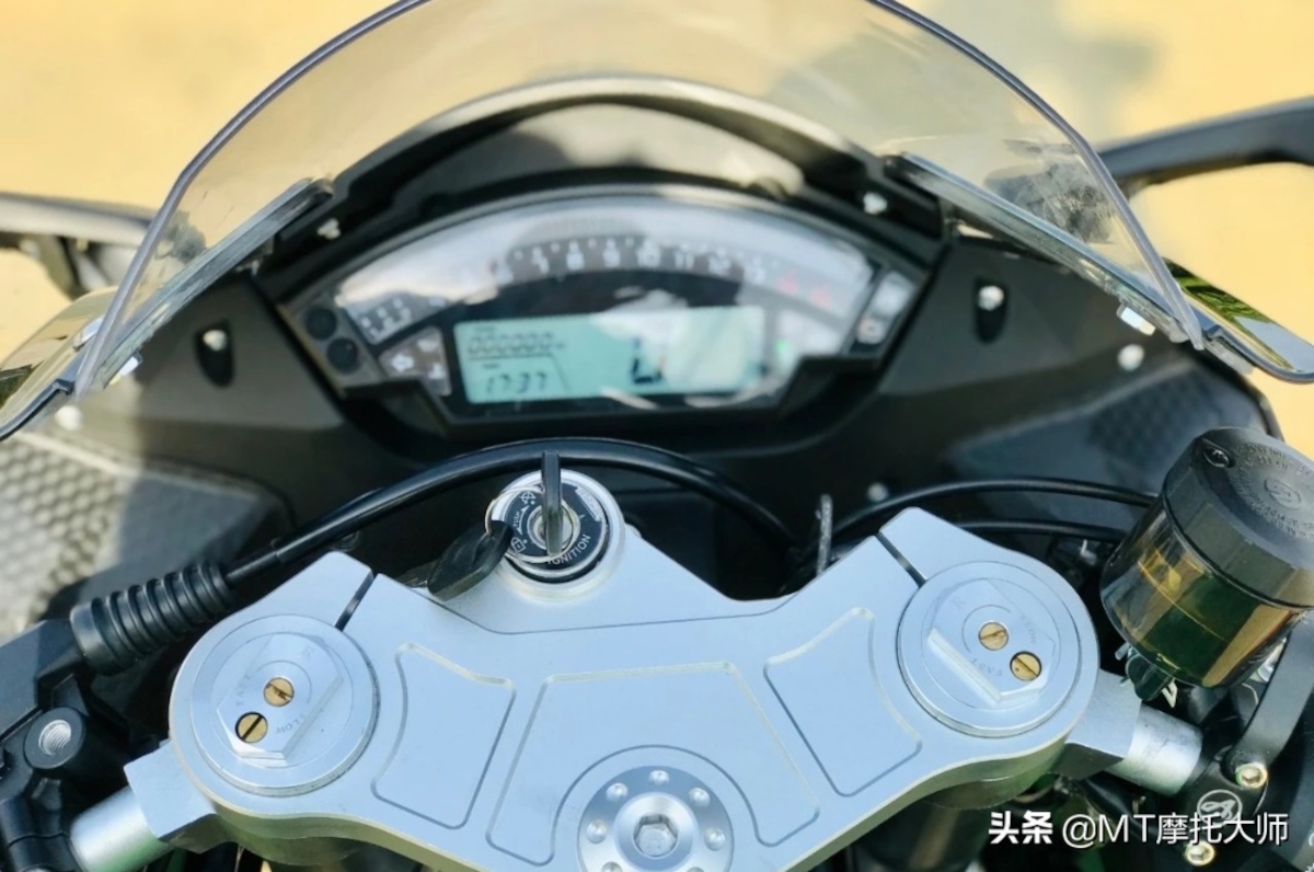 El display de la 'nueva' Yamaha R6 clonada
