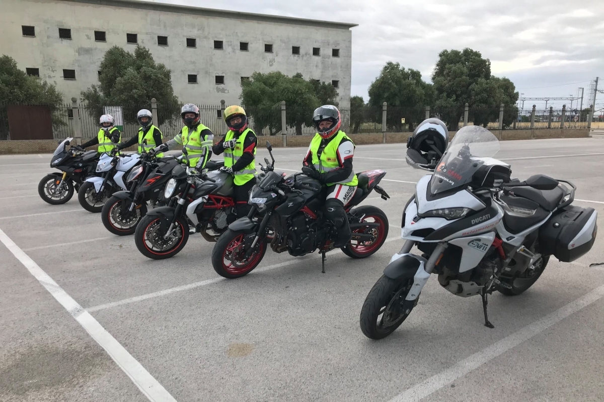 Preparados para recibir una clase de conducción práctica para motos
