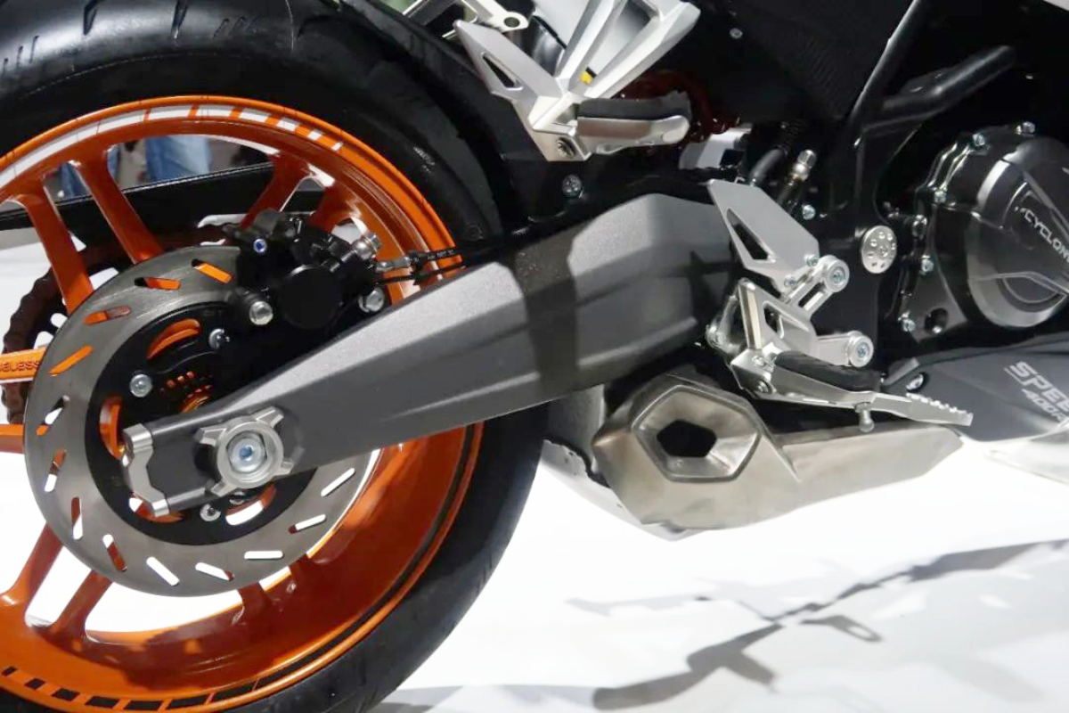 Detalle del tubo de escape y la suspensión trasera de la Cyclone RC3S