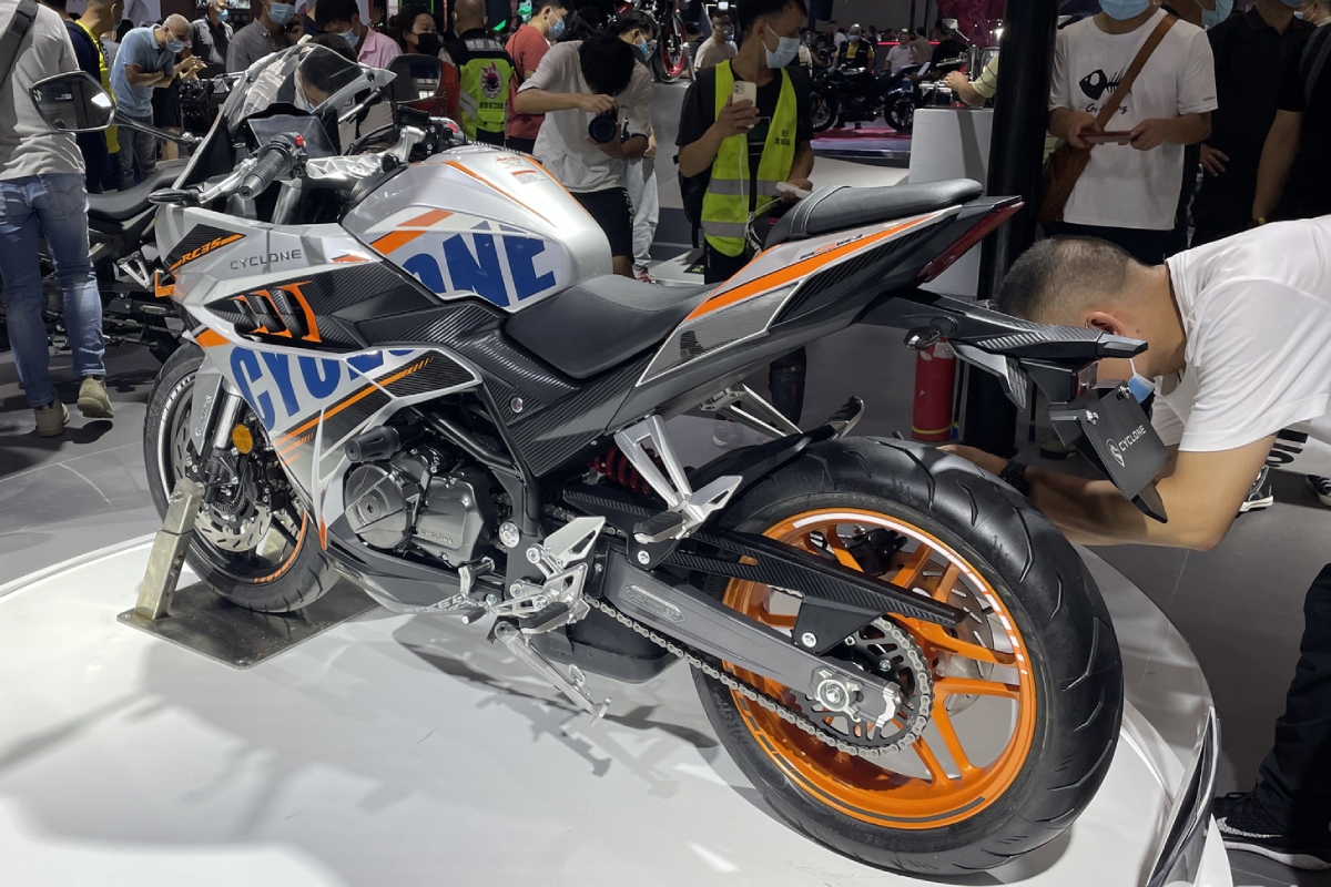La Cyclone RC3S vista desde atrás... Su parecido con la Honda CBR es más que evidente