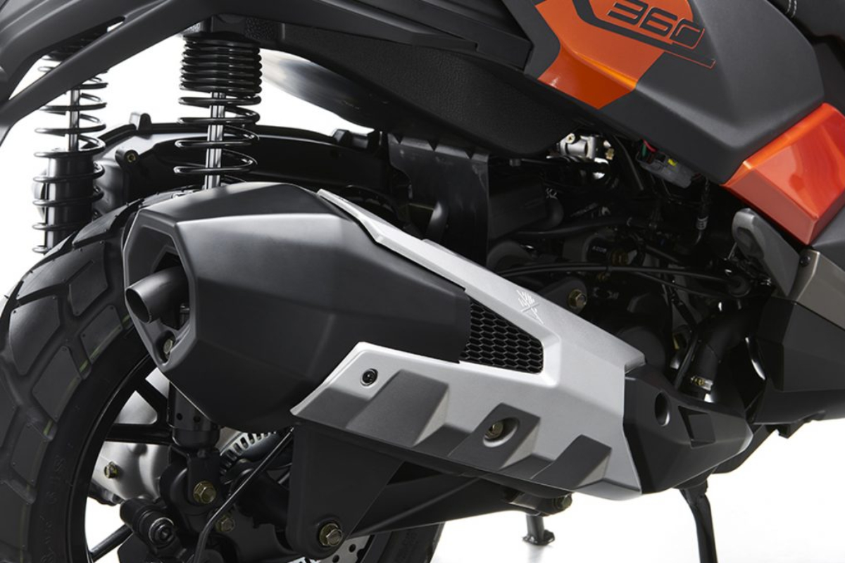 Detalle del tubo de escape de la KYMCO DT X360