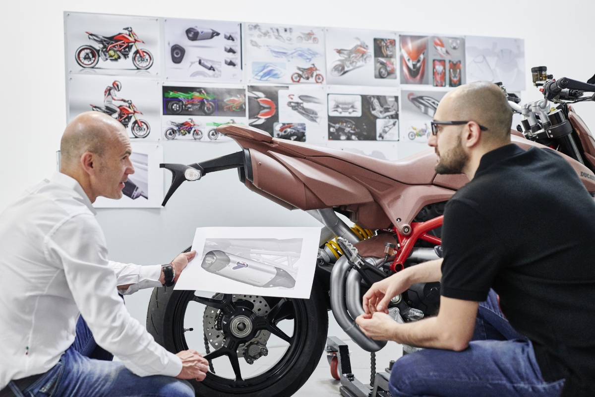 Los accesorios Ducati Performance se prueban sobre la moto para comprobar su estética y funcionalidad
