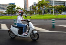 El scooter eléctrico Ecooter E2 R se muestra muy ágil por ciudad